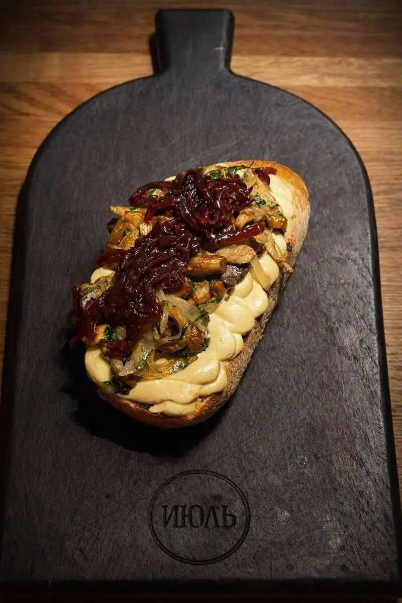 Брускетта с хумусом и жареными грибами