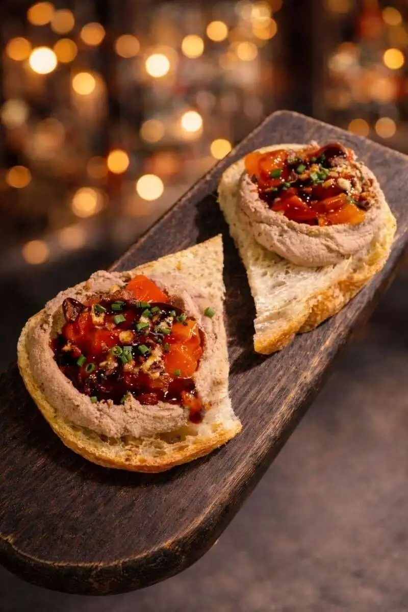 Брускетта с паштетом и хурмой