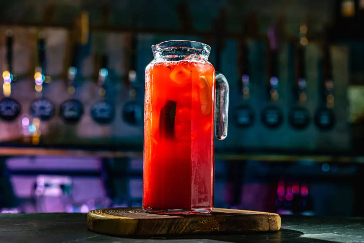 Лимонад клубничный с лаймом и имбирем (большой)