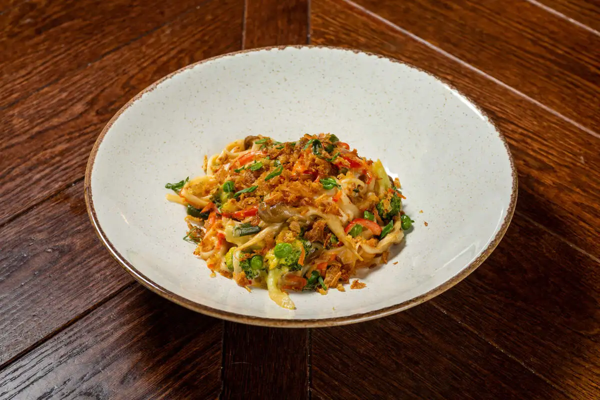  Удон с овощами и соусом том ям