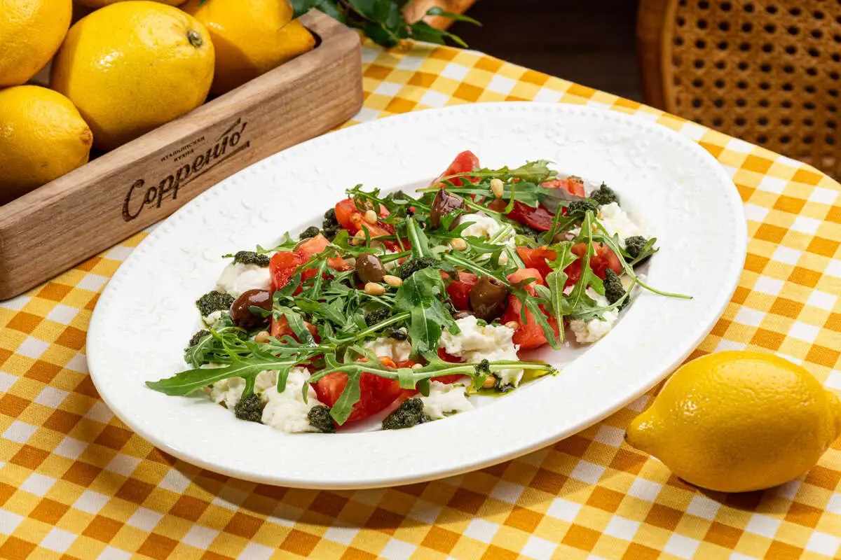 Моцарелла с томатами и таджасскими оливками