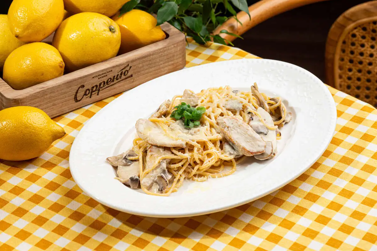 Спагетти Альфредо с куриной грудкой и грибами