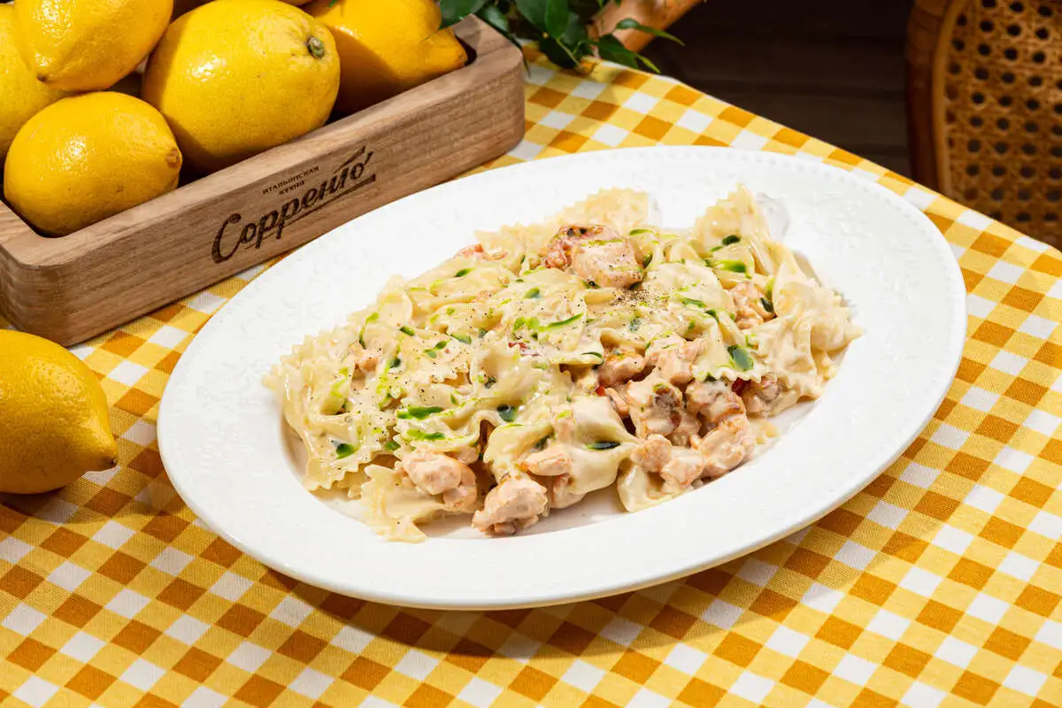 Фарфалле с форелью и томатами