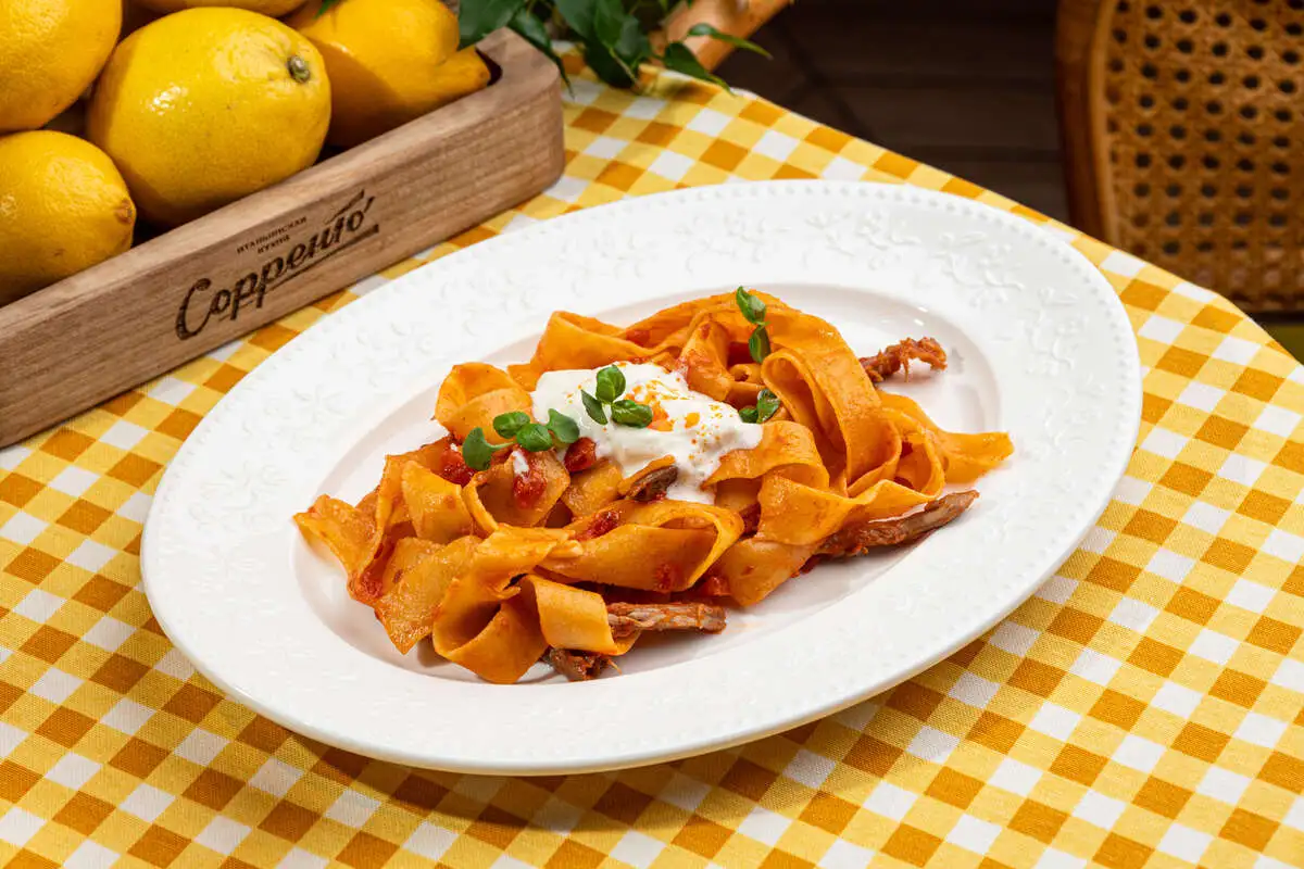 Паппарделле с томленым ягненком и Страчателлой