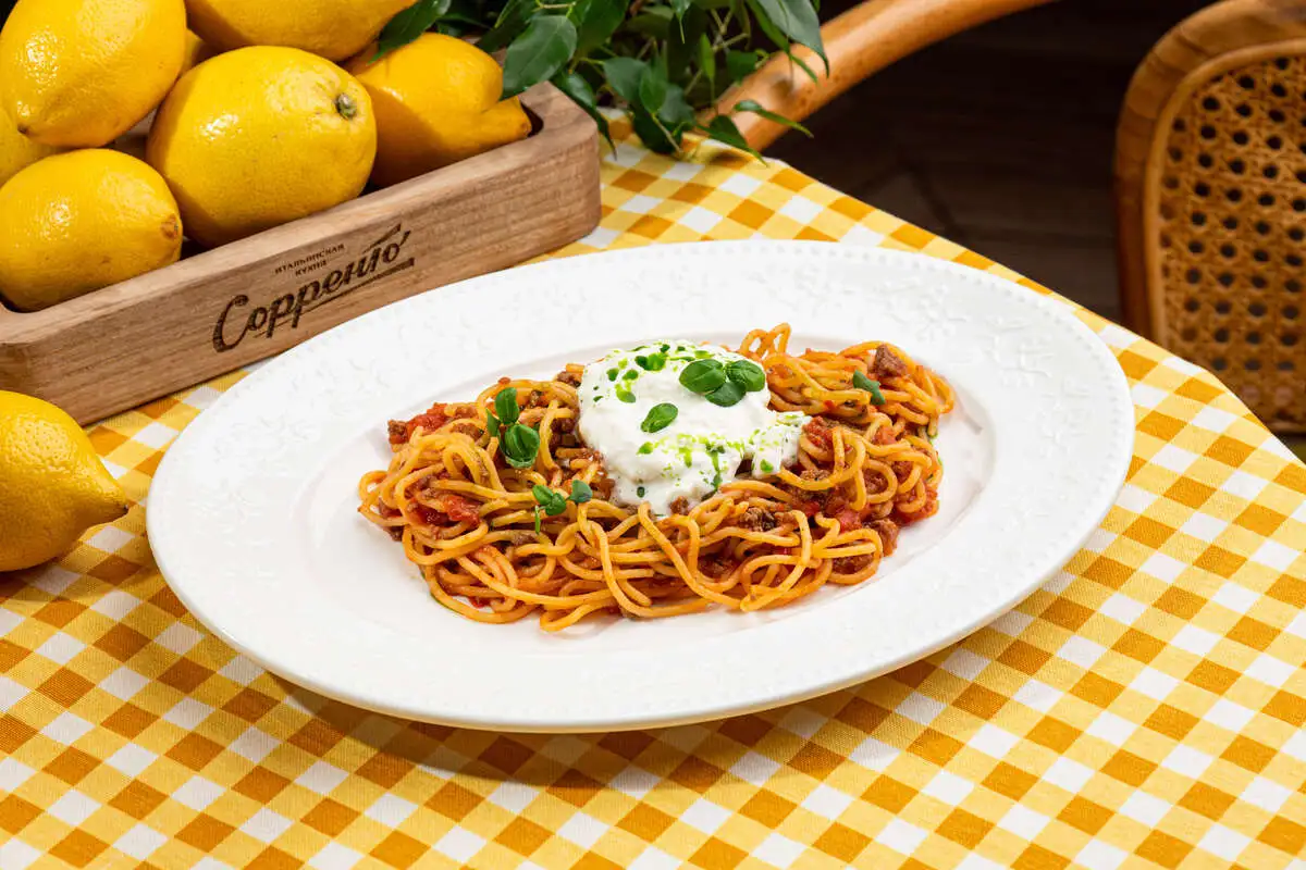 Спагетти болоньезе с бурратой