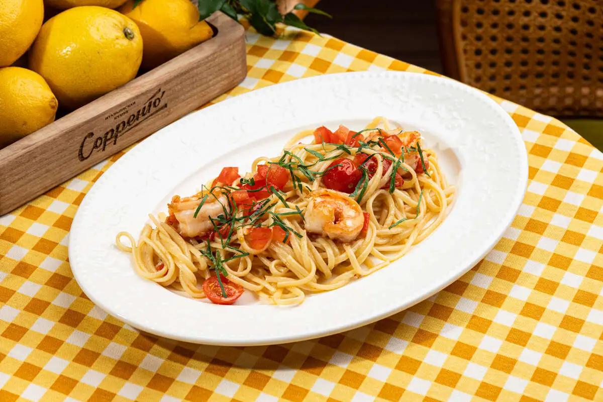 Лингвини с креветками и перцем Рамиро