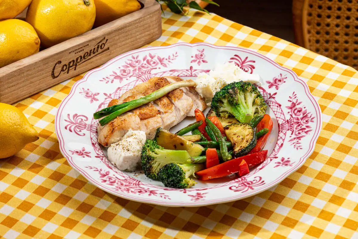 Куриная грудка с моцареллой и овощами