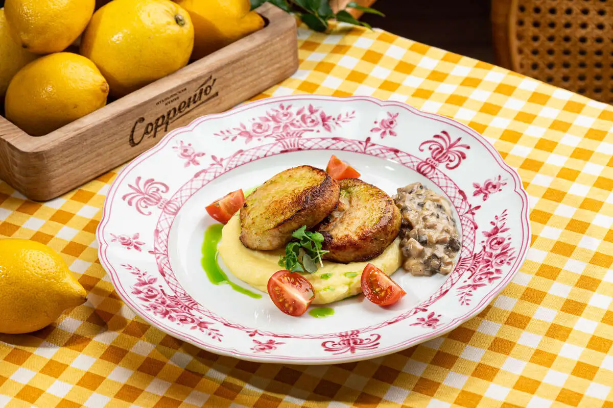 Котлеты из курицы с картофельным пюре и грибным соусом