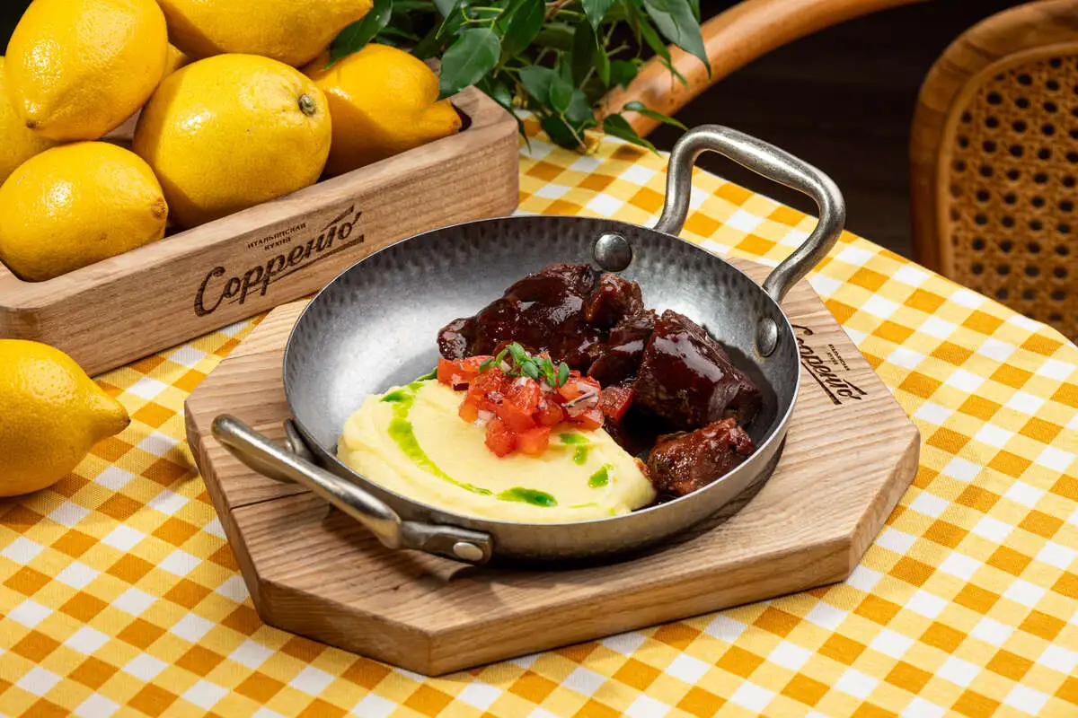 Томленые говяжьи щечки с картофельным пюре