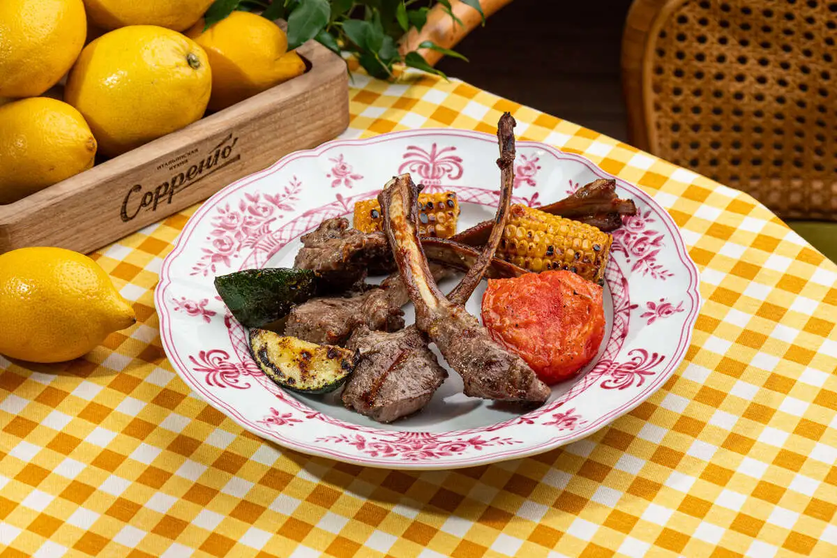 Каре ягненка с овощами