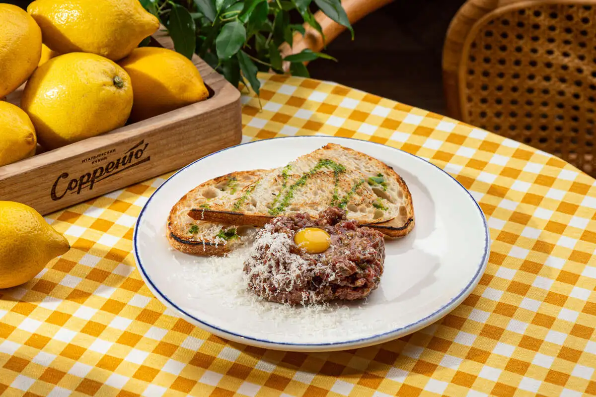 Тартар из мраморной говядины с тостами 