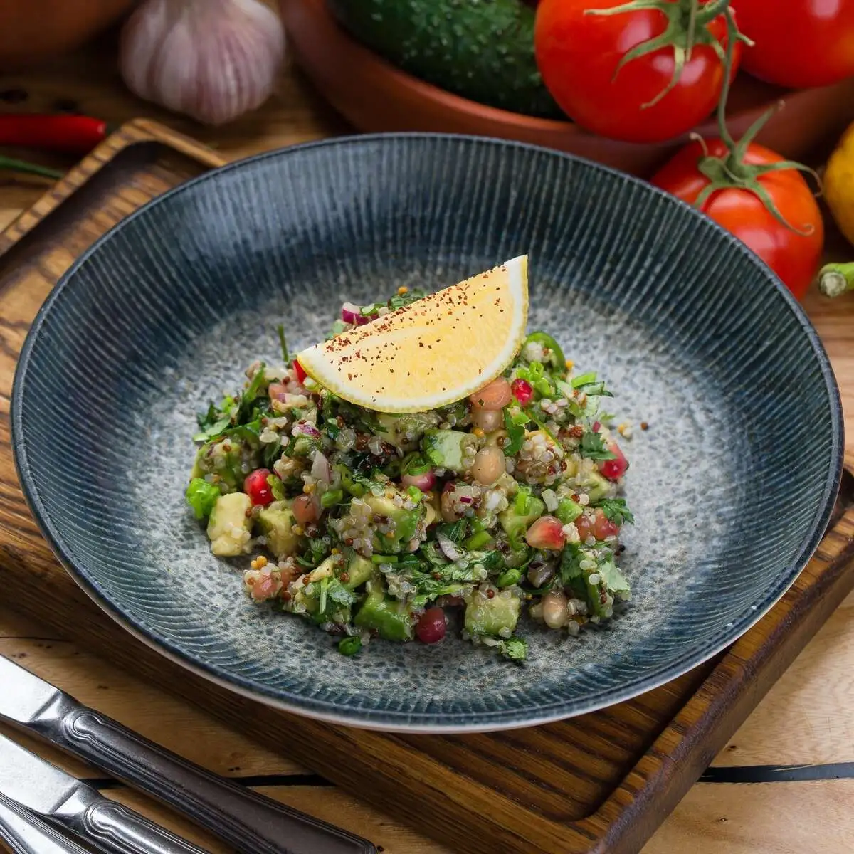 Салат с авокадо и киноа 
