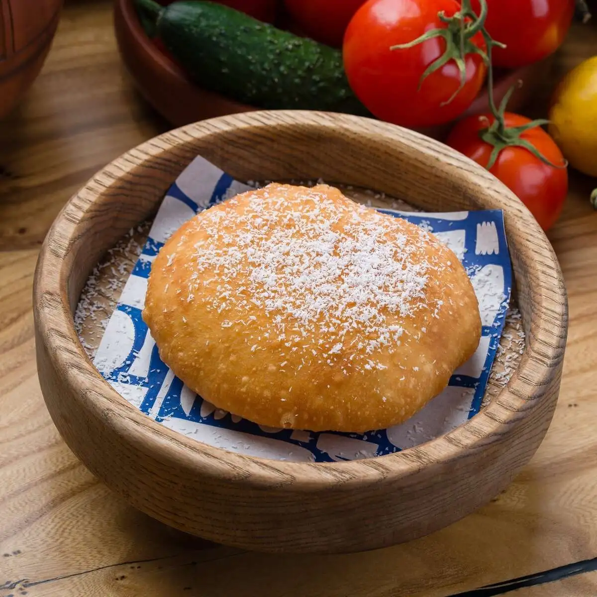 Пончик с кокосовым кремом 