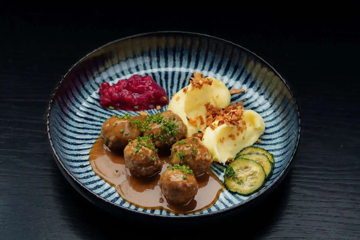 Мясные фрикадельки с картофельным пюре и брусничным соусом