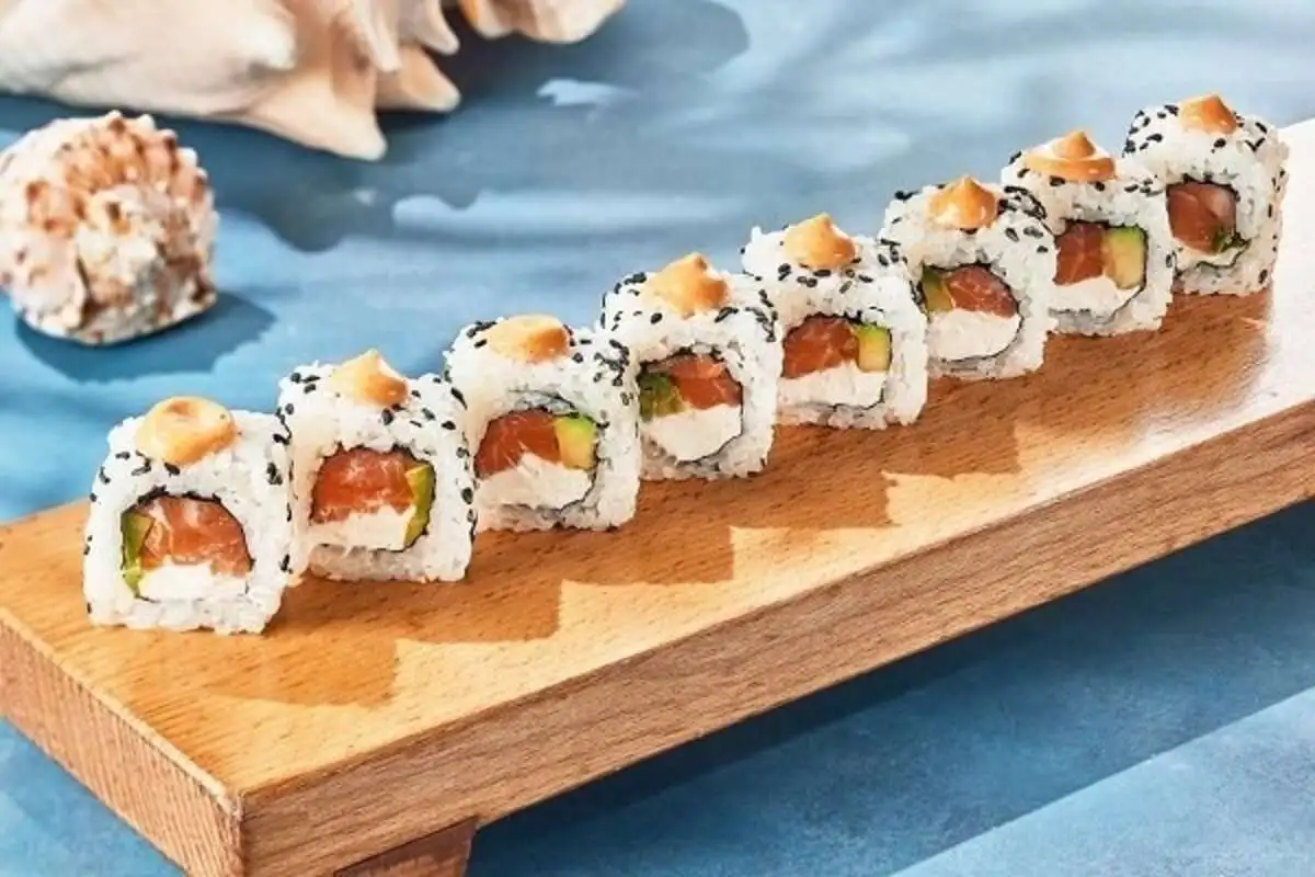 Спайси-ролл форель и авокадо