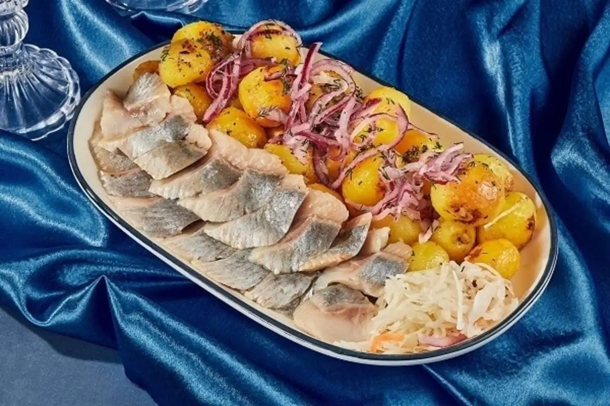 Сельдь с печёным картофелем