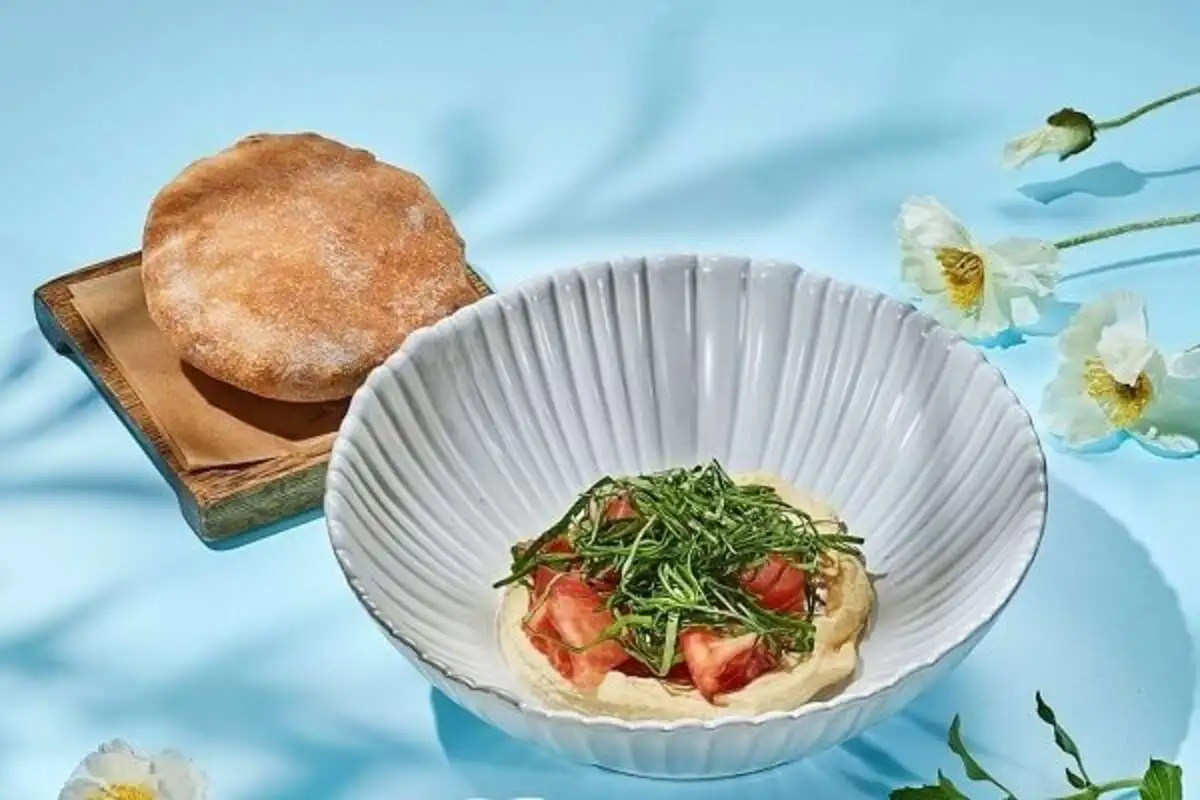 Салат с хумусом и томатами