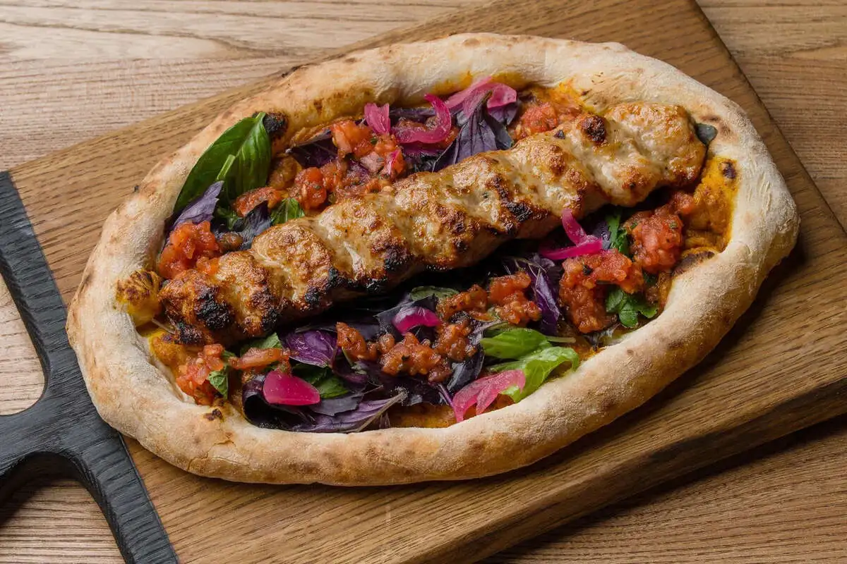 Лепешка с кебабом из цыпленка 