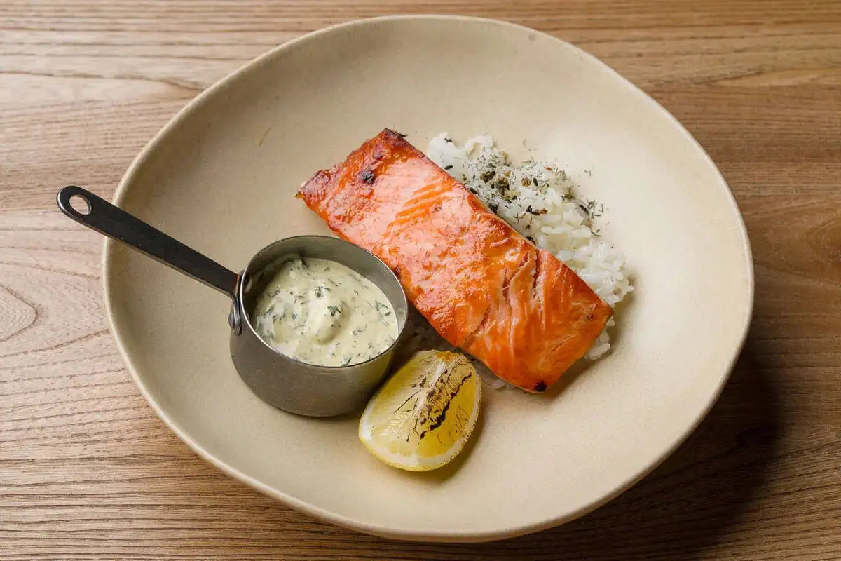 Форель, запеченная в печи, рис тартар