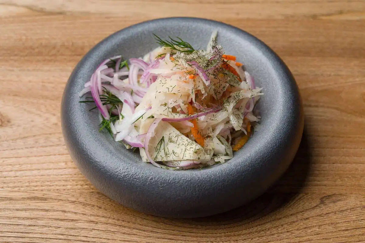 Квашеная капуста, ялтинский лук, грузди 