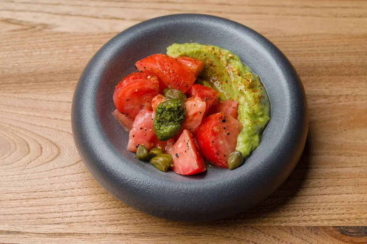 Помидоры, авокадо, каперсы