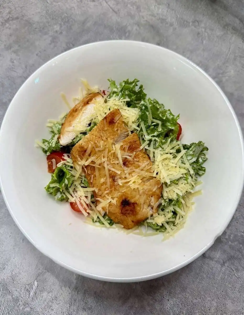 Салат Цезарь с курицей