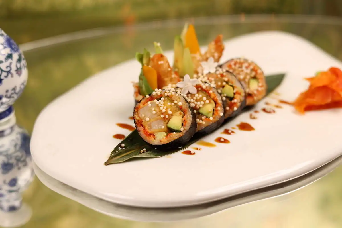 Ролл с креветками темпуро, манго и острым соусом