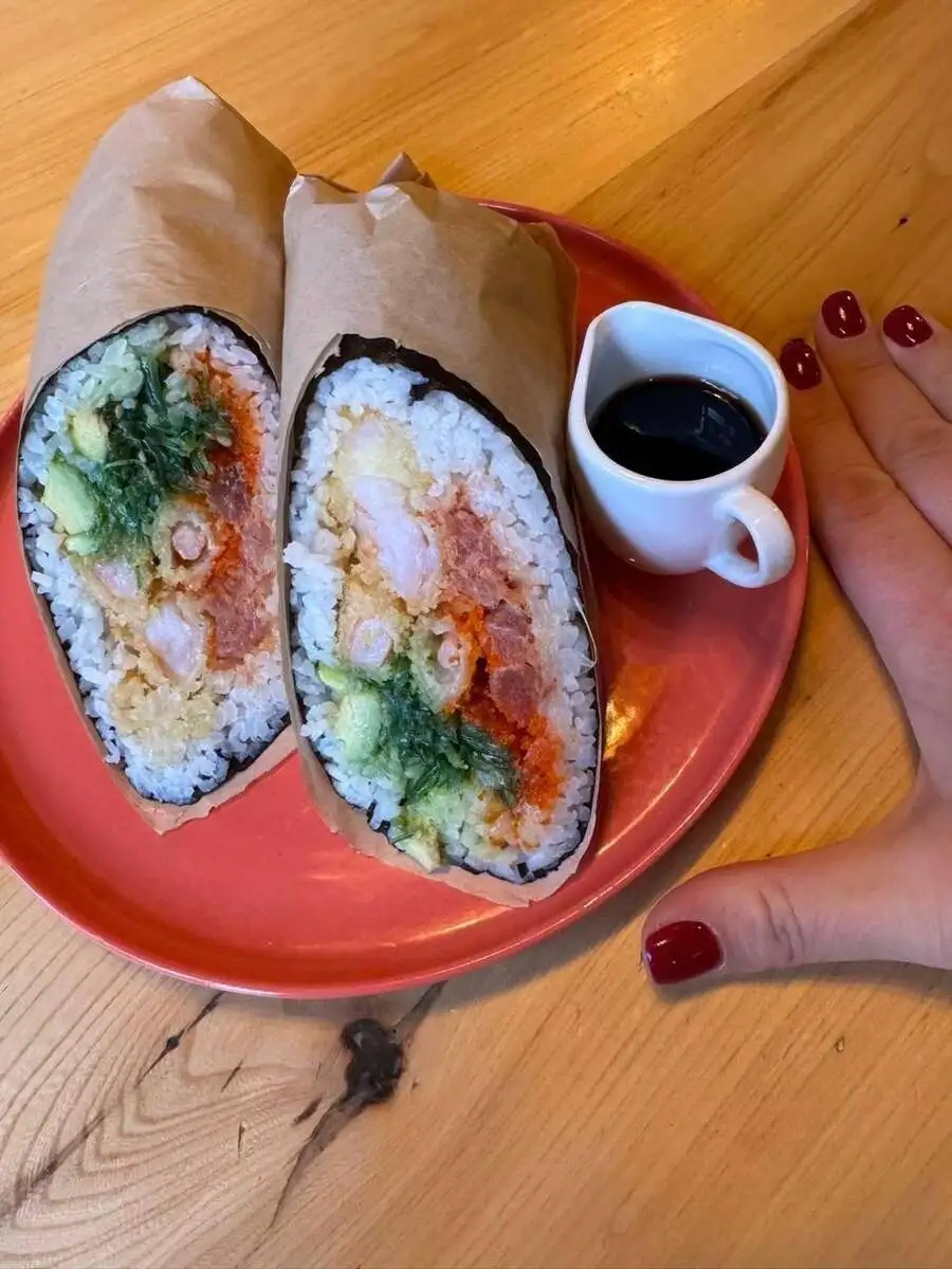 Суширрито с креветками и тунцом