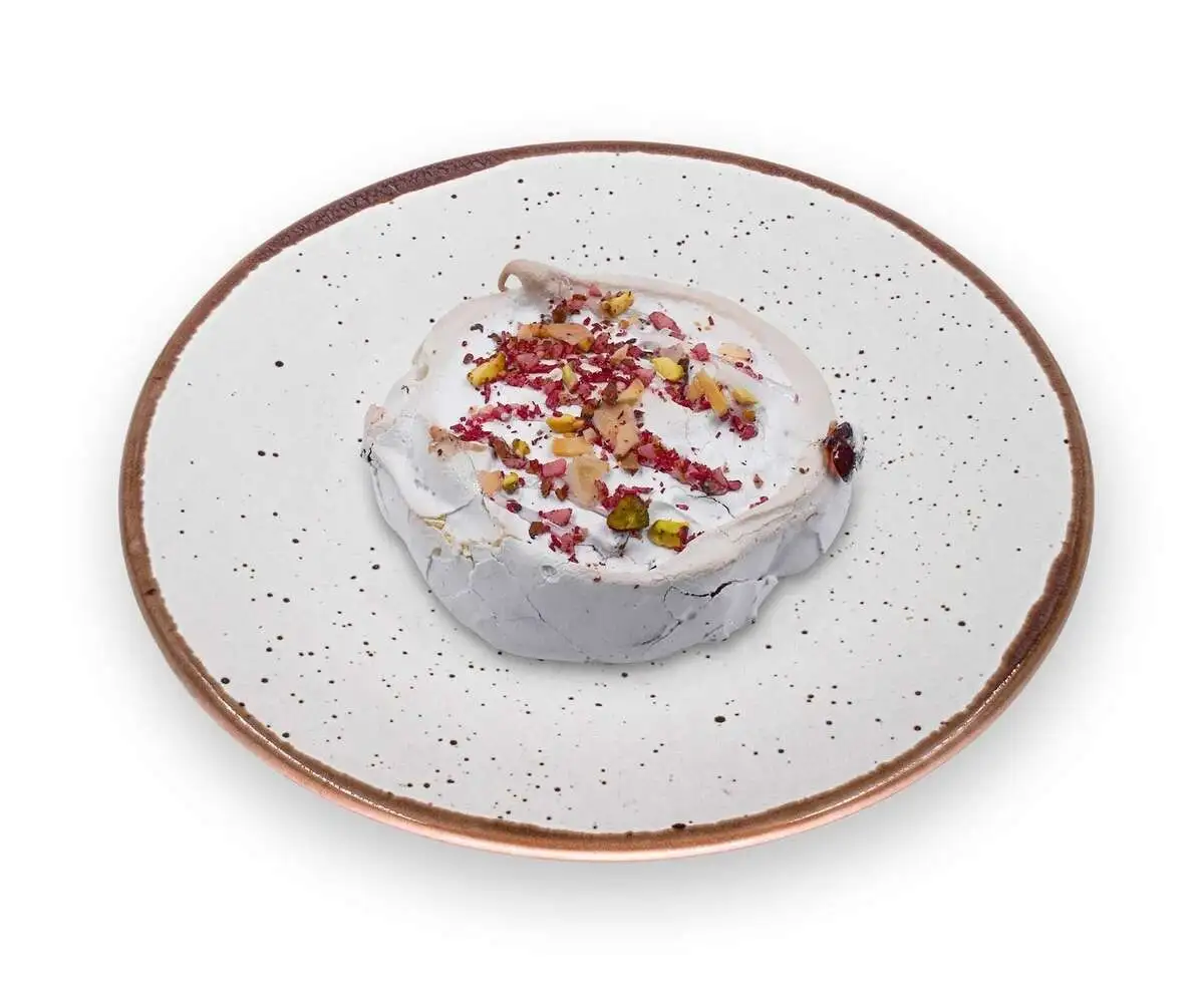 Меренга с грецким орехом, клюквой и шоколадом 