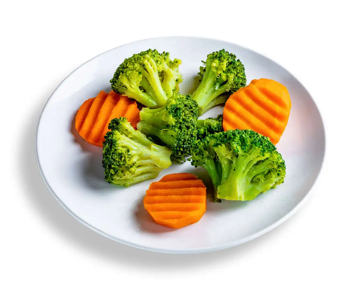 Брокколи с морковью и кунжутом