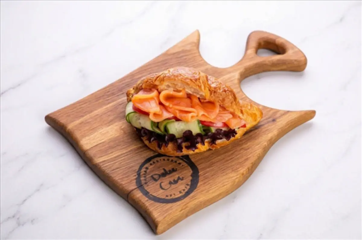 Круассан с лососем 