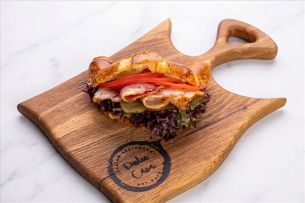 Круассан с беконом