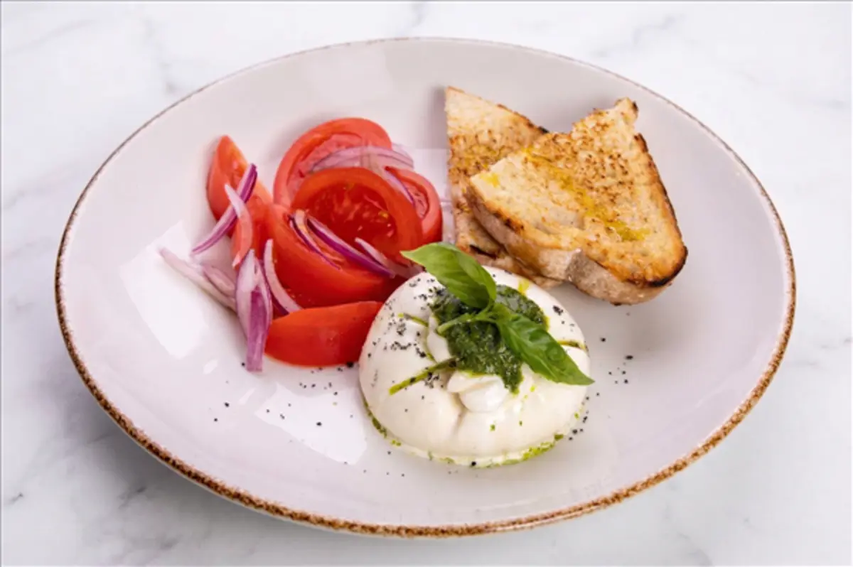 Буррата с томатами и красным луком