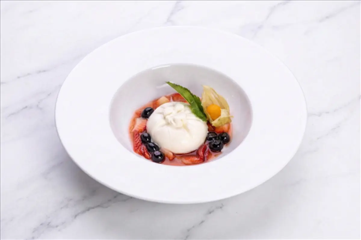 Буррата с ягодами