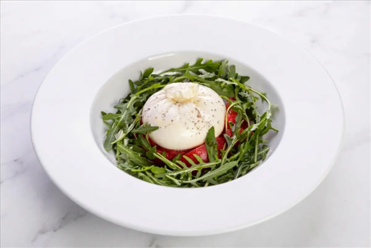 Буррата с томатами и рукколой