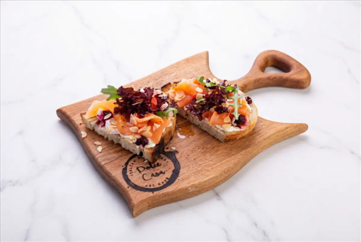 Брускетта с лососем и карамелизированной свеклой