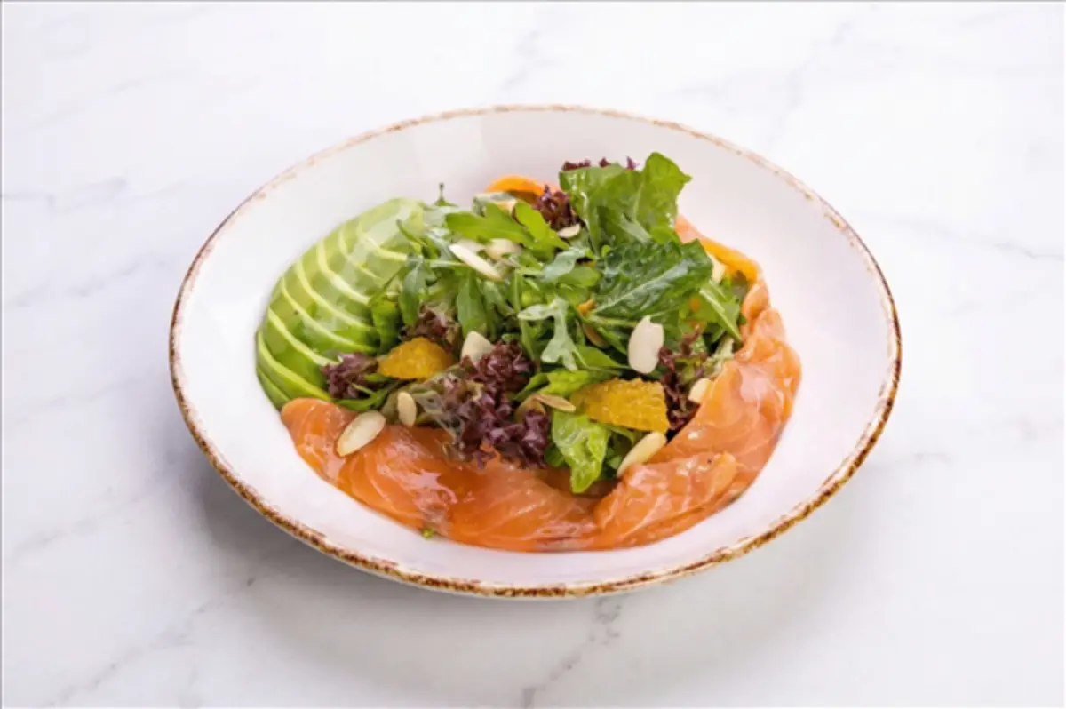 Салат с лососем и авокадо