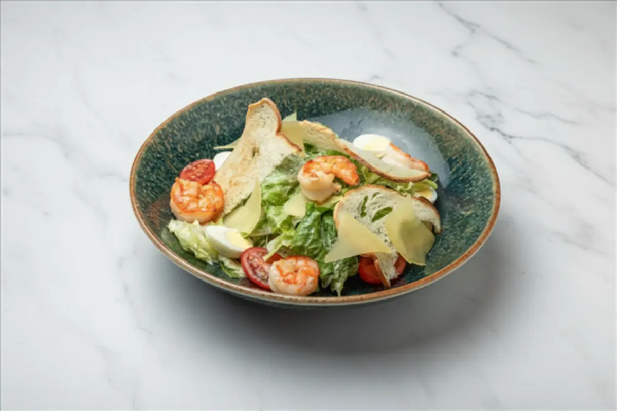 Салат Цезарь с креветками