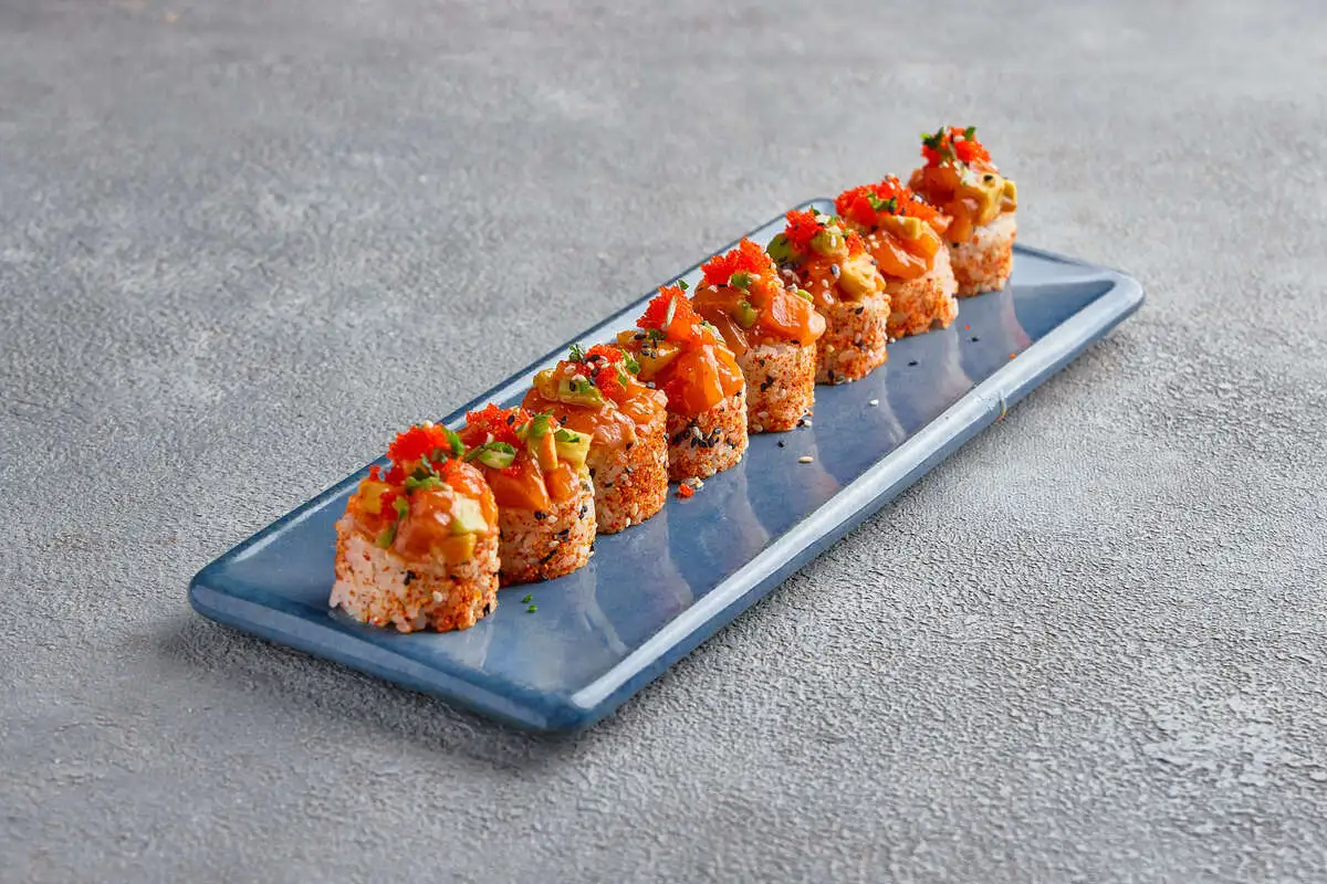 Острый ролл с лососем и авокадо