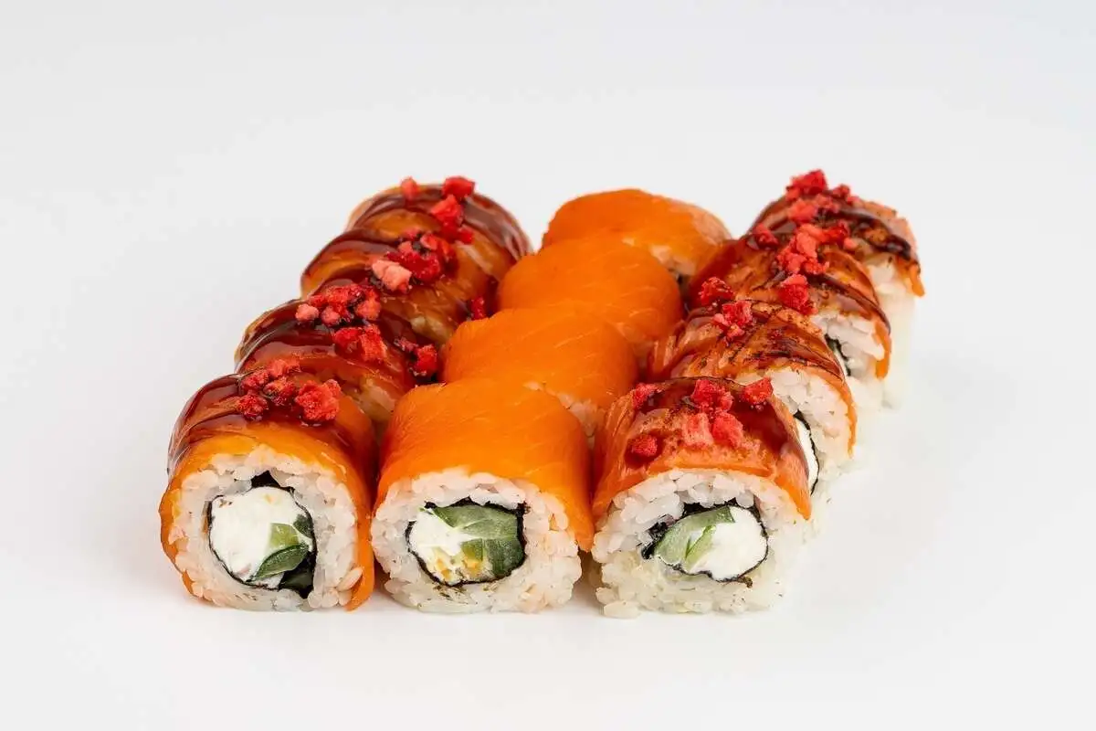 Сборный сет роллов "Красный дракон" (Джуси, Лайт фила, Бали)