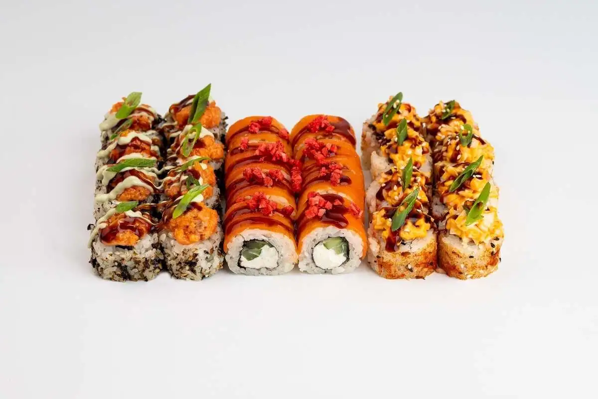 Макси-сет роллов "Салют" (Цунами, Мексиканский с зеленым луком, Джуси)