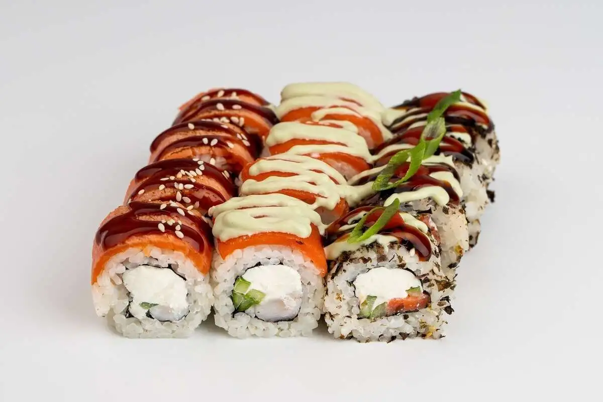 Сборный сет роллов "Лава" (Лава с лососем, Лайт фила с креветкой под васаби соусом, Абури фила)