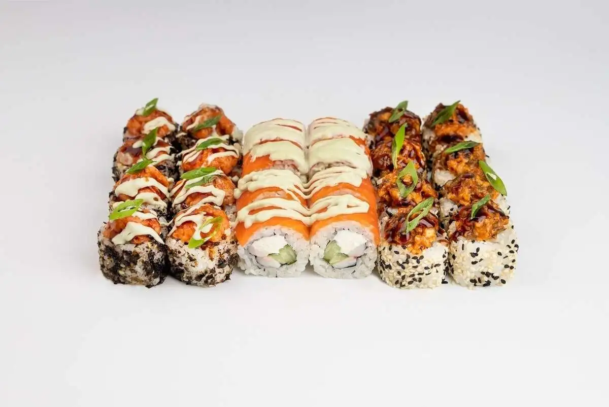 Макси-сет роллов "Феерия" (Вулкан с угрём, Цунами, Лайт фила с креветкой под васаби соусом)