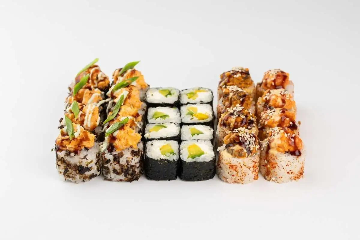 Макси-сет роллов "Трио вкуса" (Вулкан с креветкой, Острый с шапкой из лосося и угря, Аво чиз)