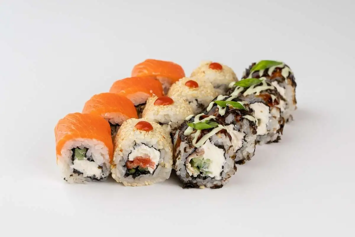 Сборный сет роллов "Радужный" (Лава с угрем в жареном нори, Аляска, Лайт фила)