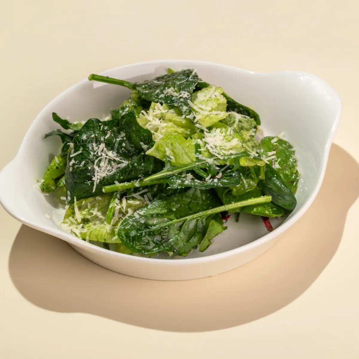 Микс зелени с соусом песто