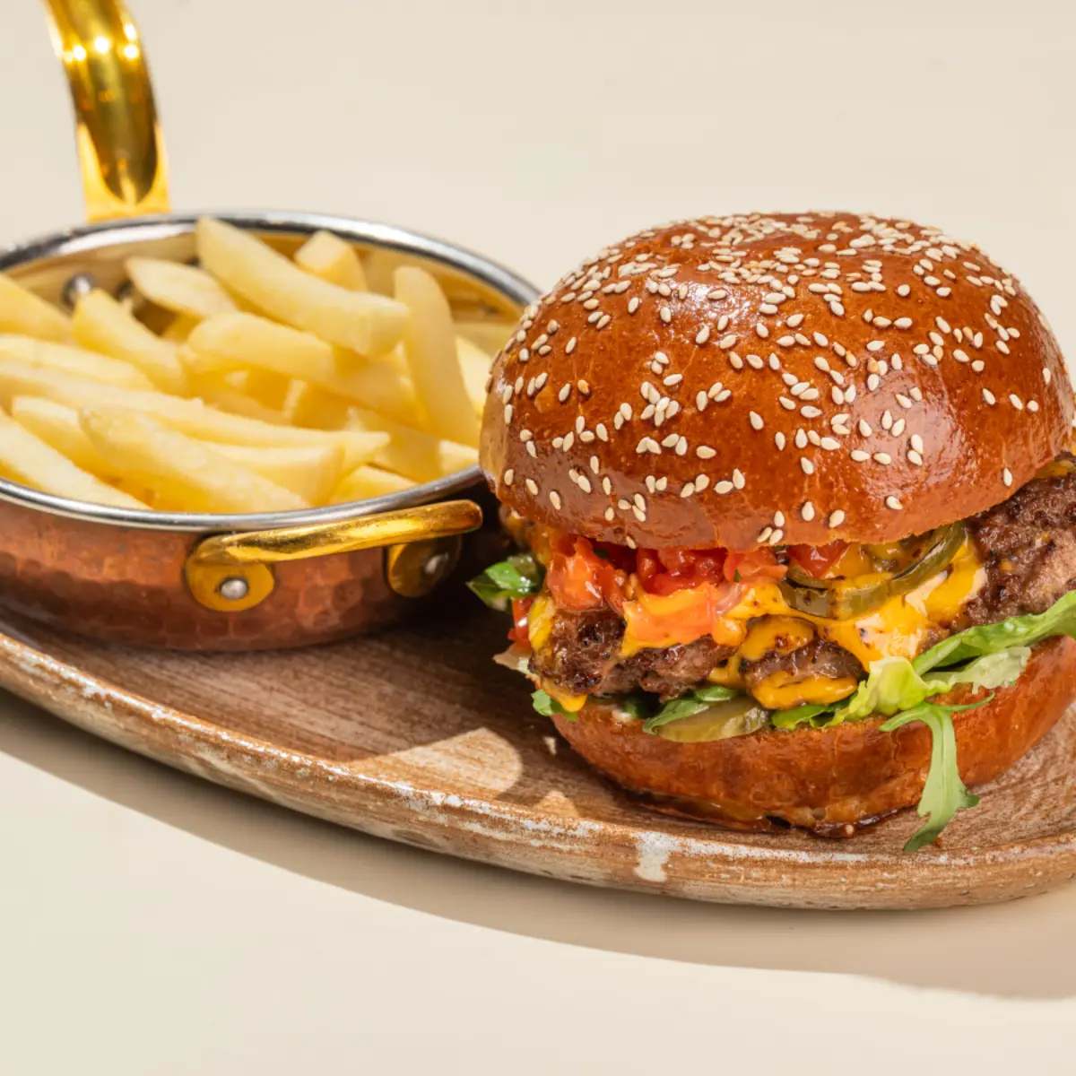 Бургер с котлетой из мраморной говядины