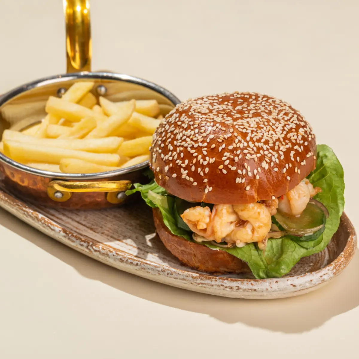 Бургер с креветками чимичурри