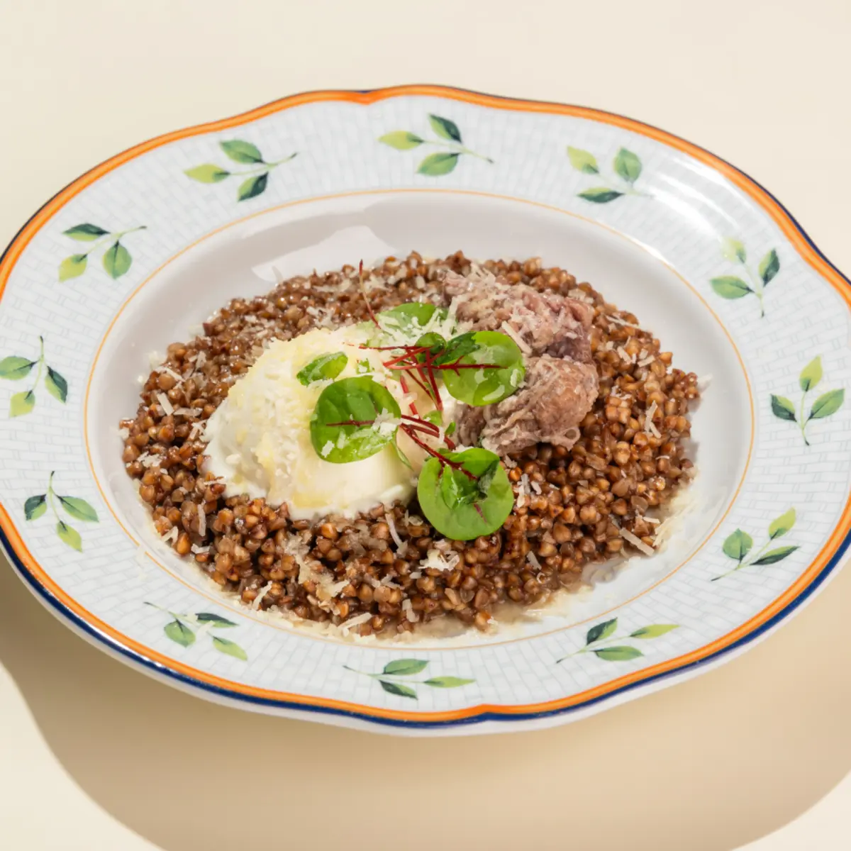 Греча с говядиной и муссом из пармезана