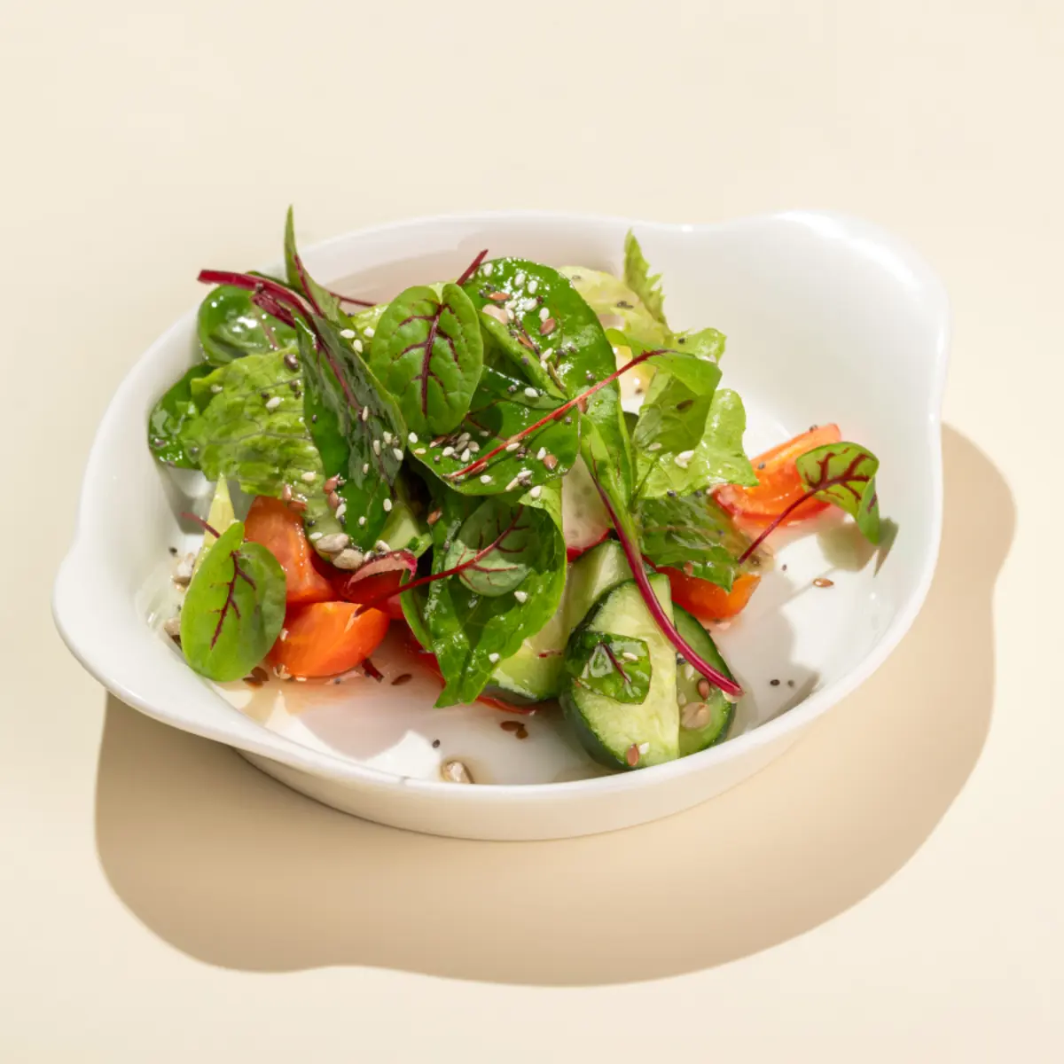 Свежие овощи с оливковым маслом